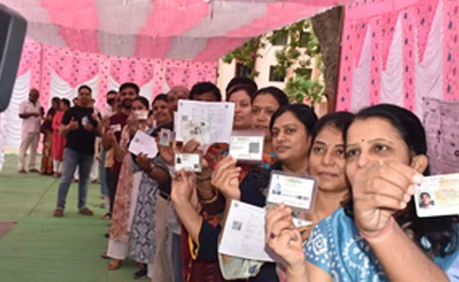 Free haircut, 'Mehendi' on offer as Maharashtra votes in Phase 2