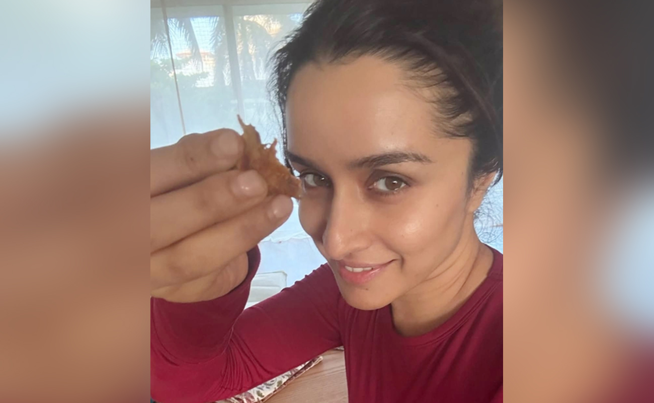 Shraddha Kapoor relishes Puran Poli on Maharashtra Day