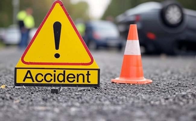 Four students killed as car rams into tree near Hyderabad