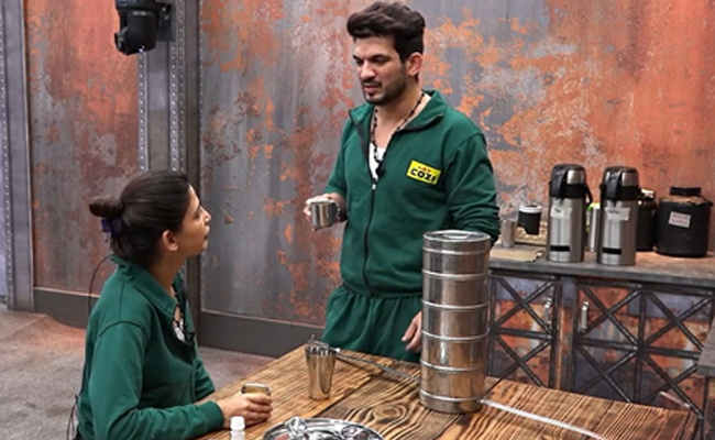 Arjun Bijlani, Aahana Kumra’s constant digs at Akriti Negi 