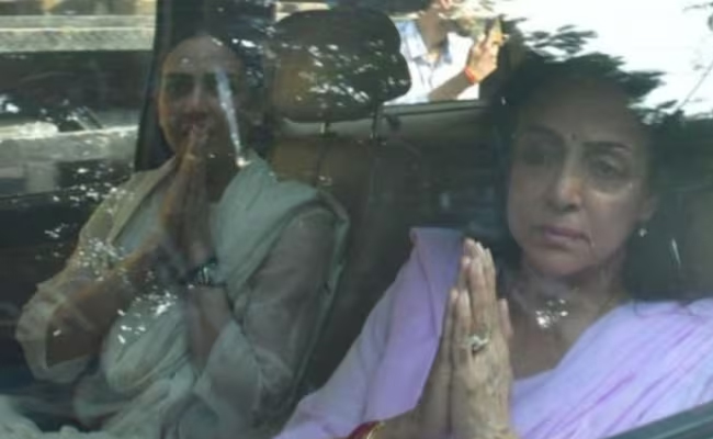 Hema Malini, daughter Esha Deol seen with folded hands after Dharmendra’s cremation