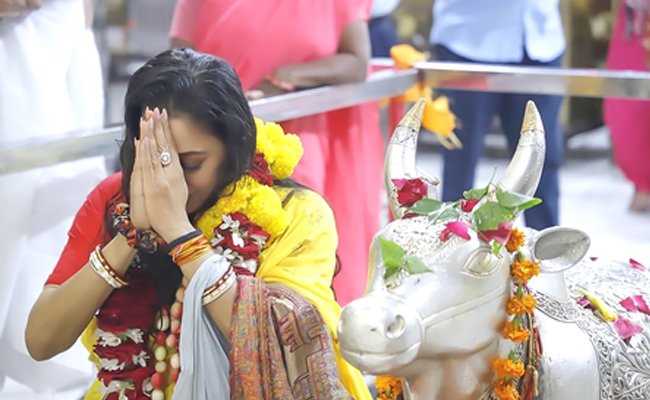 Rupali Ganguly offers prayers with husband 