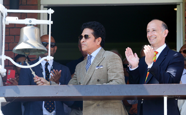  Sachin rings iconic five-minute bell at the start of Lord's Test