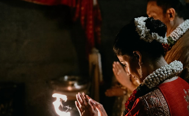 Samantha Marries in a Temple
