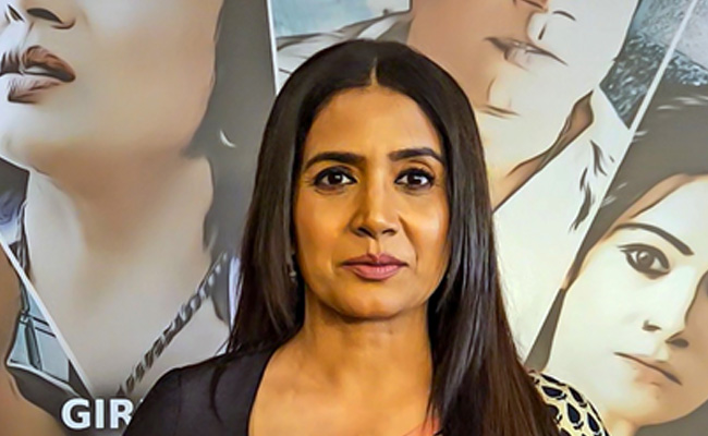 Sonali Kulkarni highlights the role of entourages in the film industry